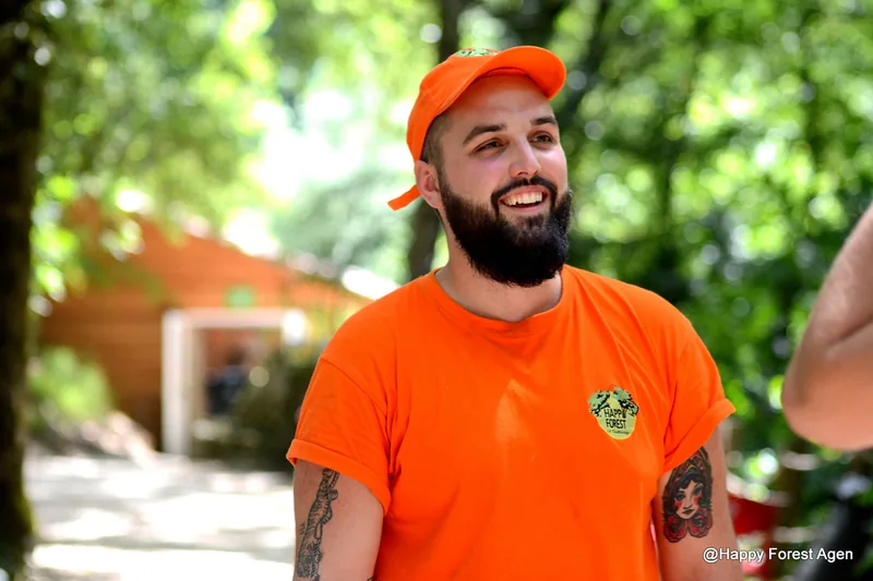 Membre de l'équipe Happy Forest accueillant les visiteurs